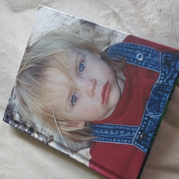 Billie Eilish photo book hardcover coffee table book - Picture 3 of 11